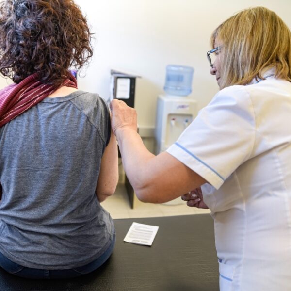 Salud amplía la vacunación contra el dengue a jóvenes de 15 a 17 años-La Ola Digital