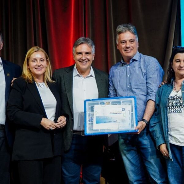 Escuelas primarias y secundarias de toda la provincia recibieron kits de robótica educativa-La Ola Digital