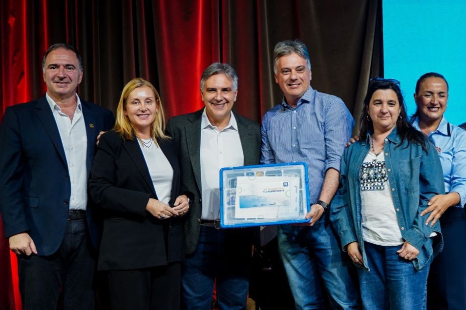 Escuelas primarias y secundarias de toda la provincia recibieron kits de robótica educativa-La Ola Digital