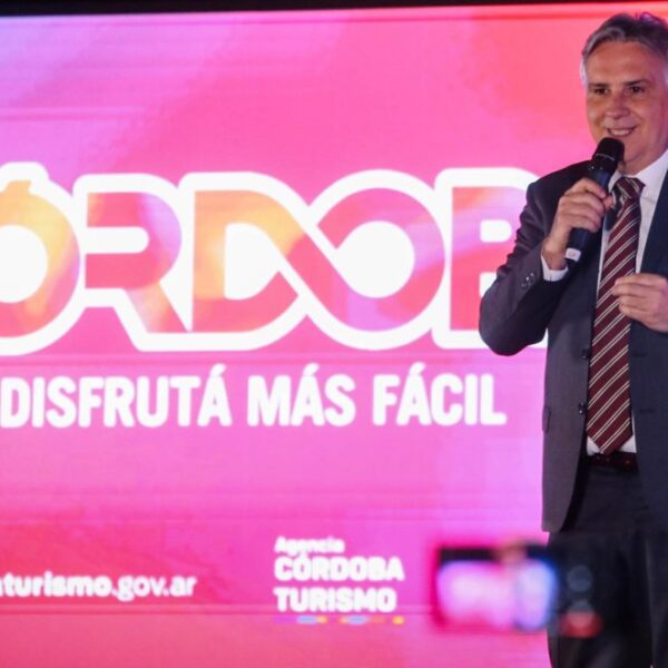 Anoche, Llaryora encabezó el lanzamiento de la temporada de verano 2025-2026 de la provincia-La Ola Digital