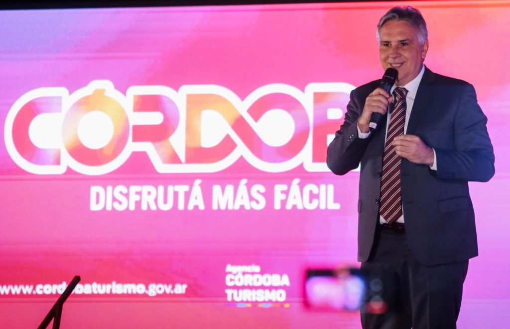 Anoche, Llaryora encabezó el lanzamiento de la temporada de verano 2025-2026 de la provincia-La Ola Digital