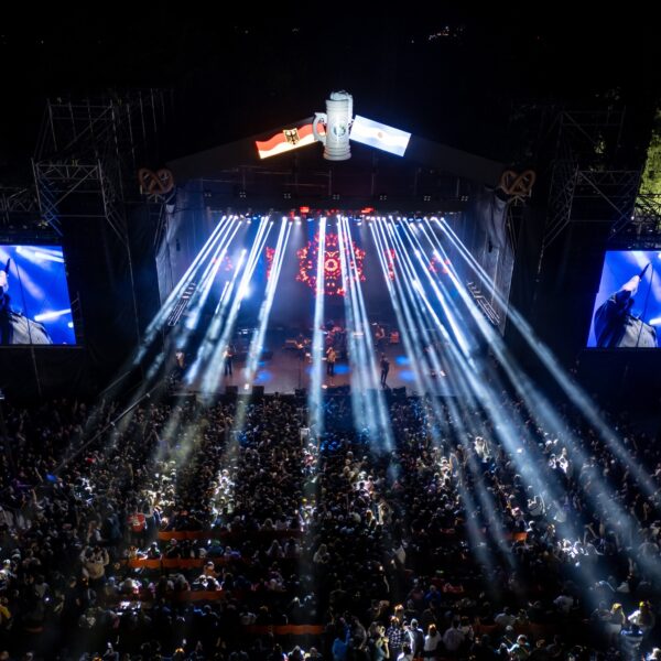 Con miles de voces acompañando cada verso, La Vela Puerca dejó su sello en la Oktoberfest-La Ola Digital