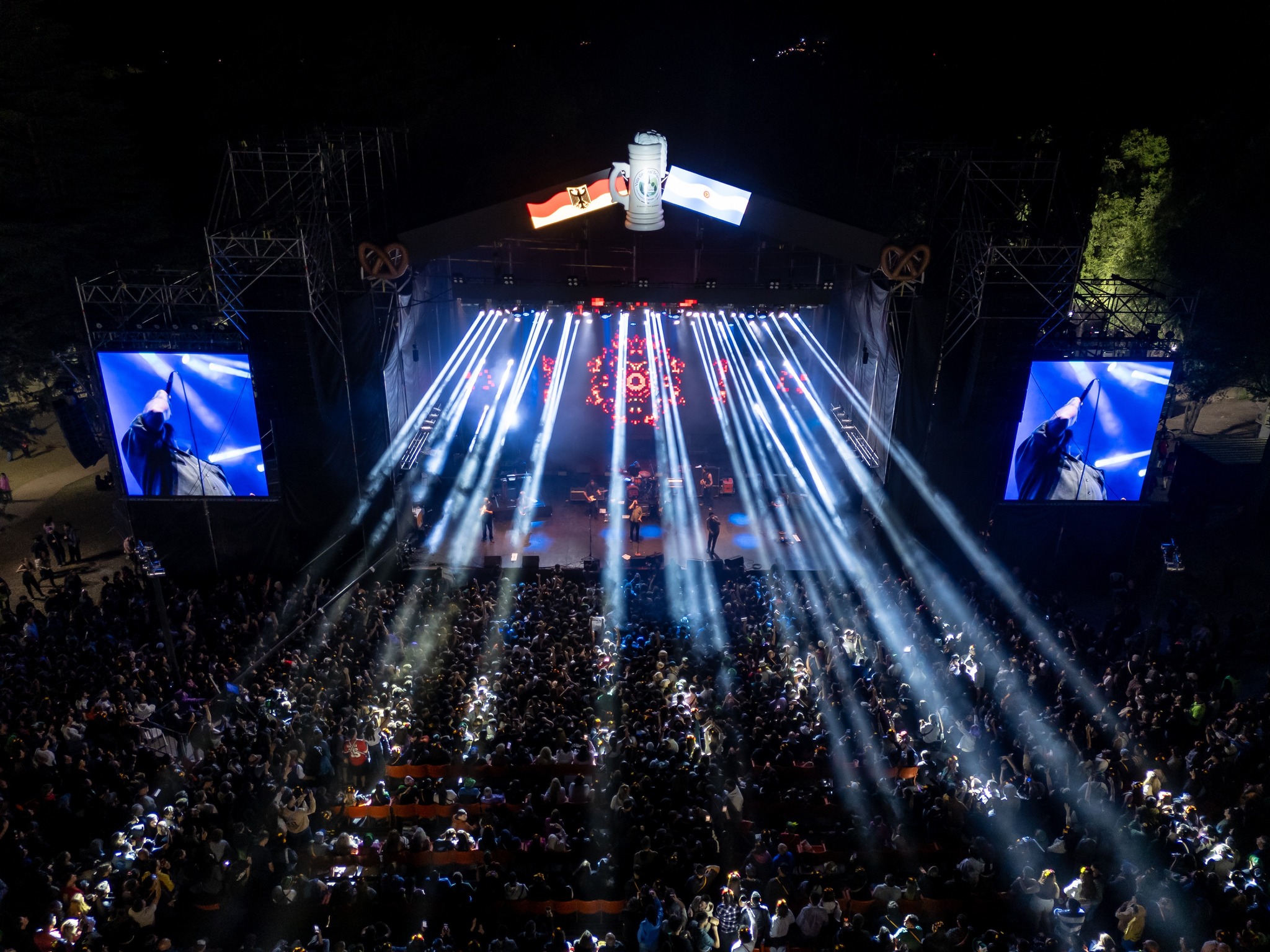 Con miles de voces acompañando cada verso, La Vela Puerca dejó su sello en la Oktoberfest-La Ola Digital