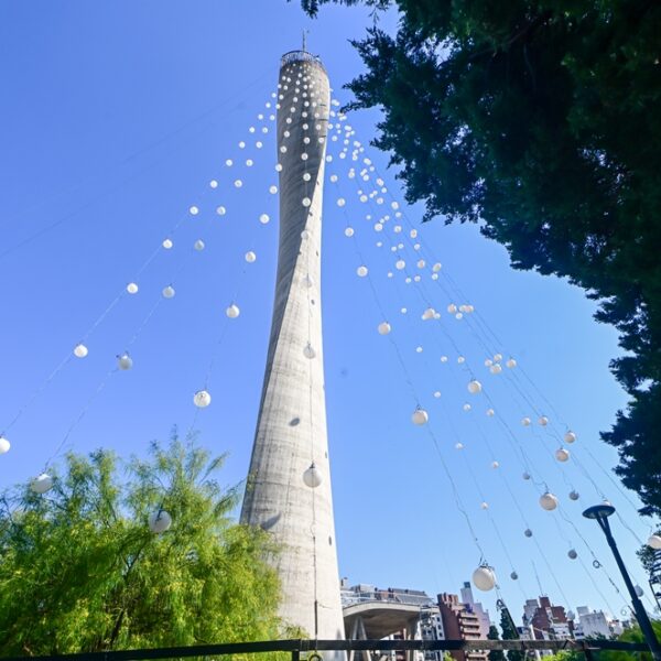 Comenzó el montaje del Árbol de Navidad en el Faro del Bicentenario-La Ola Digital