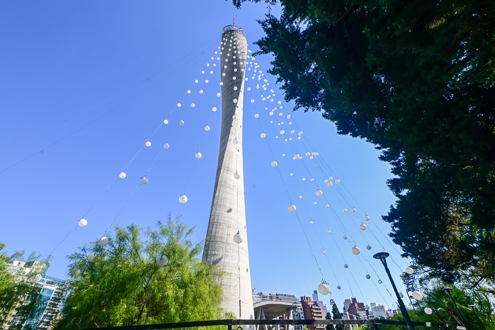 Comenzó el montaje del Árbol de Navidad en el Faro del Bicentenario-La Ola Digital