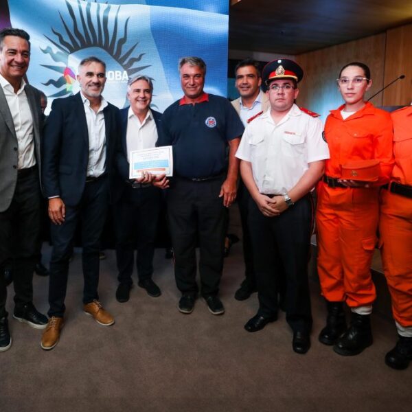 Llaryora entregó aportes a bomberos voluntarios por más de $600 millones-La Ola Digital