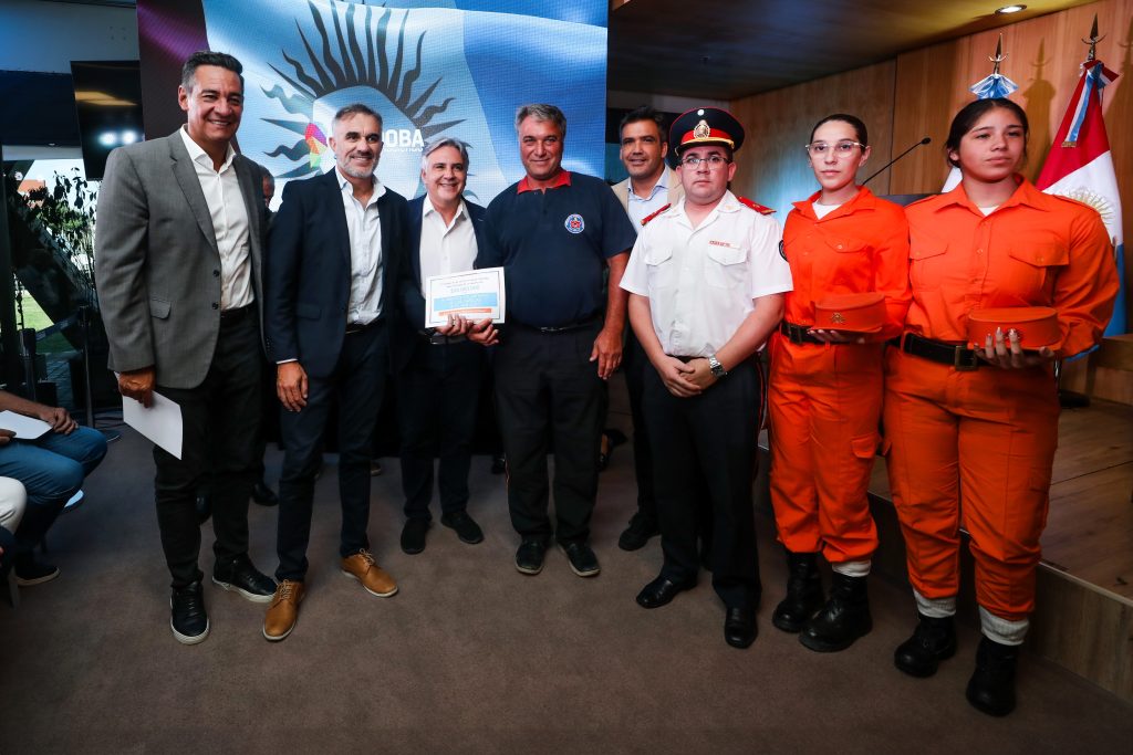 Llaryora entregó aportes a bomberos voluntarios por más de $600 millones-La Ola Digital