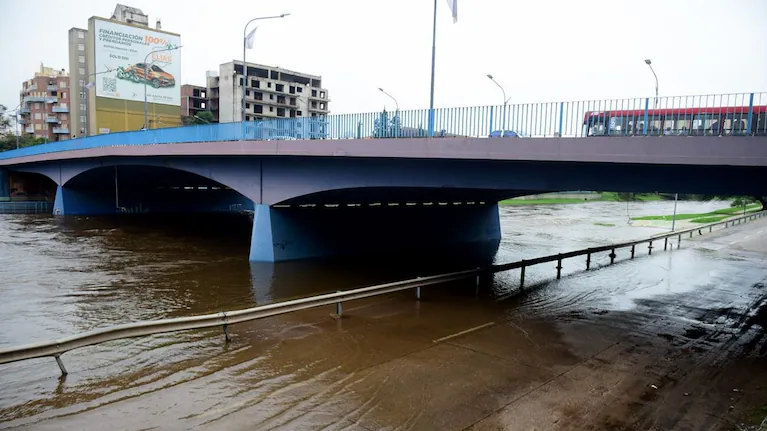 Cortes en la Costanera por inundaciones