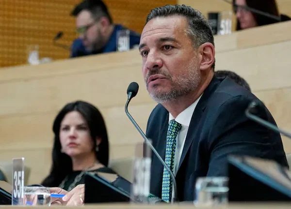 Reestructuración en el gobierno de Llaryora