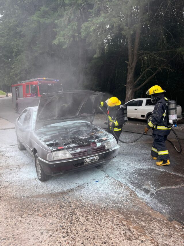 Se incendió un auto a metros del Hospital Regional-La Ola Digital