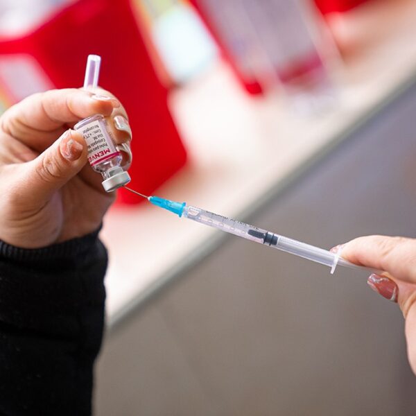 Buscan sancionar a quienes omitan la vacunación obligatoria de menores de 18 años-La Ola Digital