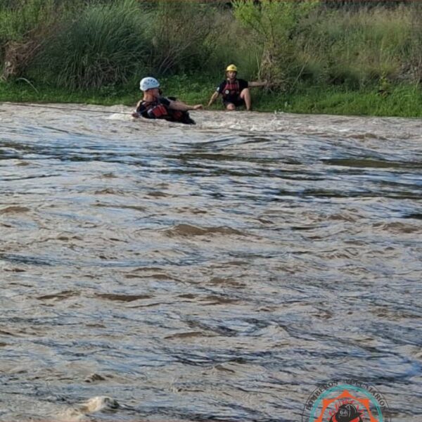 Tres personas tuvieron que ser rescatadas tras la creciente del río Santa Rosa-La Ola Digital