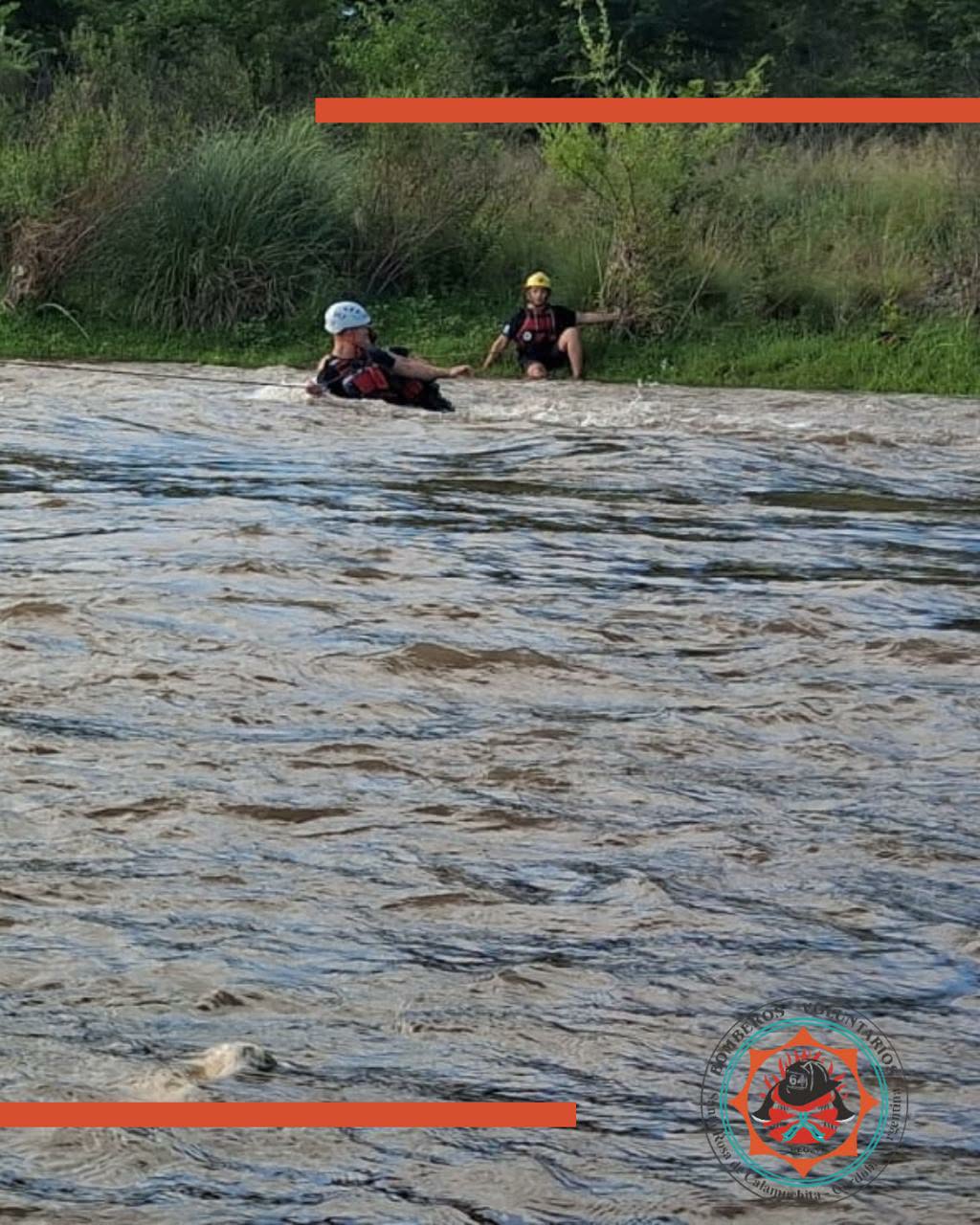 Tres personas tuvieron que ser rescatadas tras la creciente del río Santa Rosa-La Ola Digital