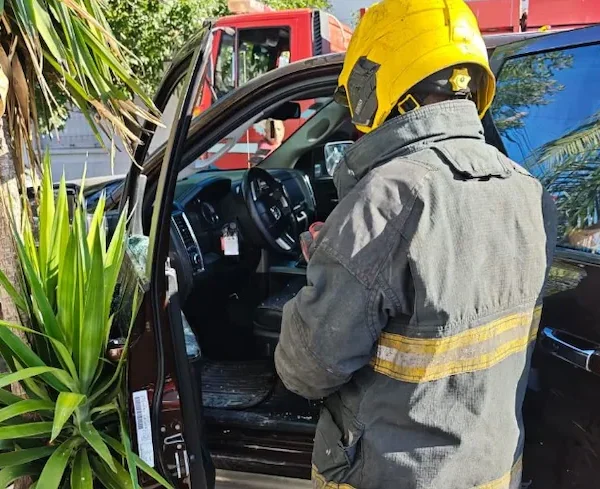 Bomberos rescataron un bebé encerrado en un auto