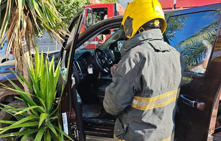 Bomberos rescataron un bebé encerrado en un auto