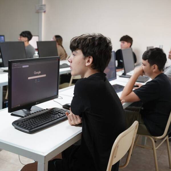 Más de 600 jóvenes comenzaron a formarse en IA