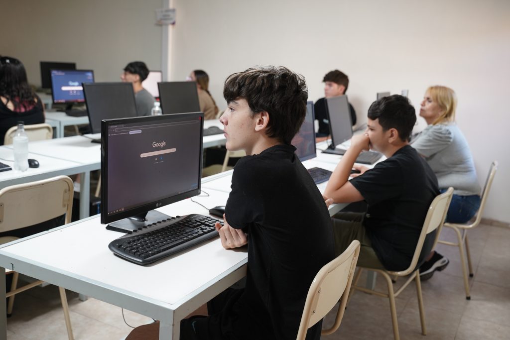 Más de 600 jóvenes comenzaron a formarse en IA