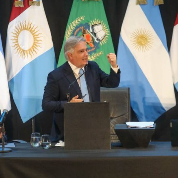 Llaryora presentó un programa de acceso a medicamentos gratuitos