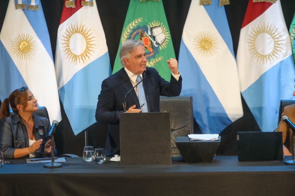 Llaryora presentó un programa de acceso a medicamentos gratuitos