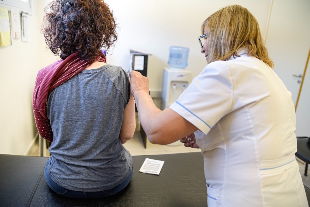 Sigue la vacunación contra el dengue en los 13 departamentos priorizados-La Ola Digital