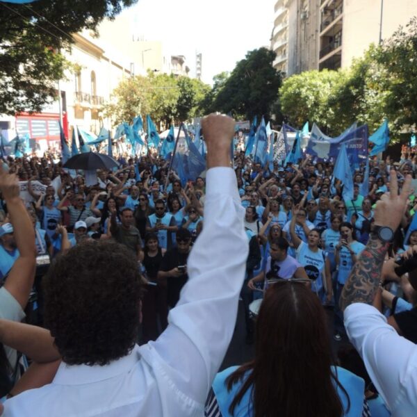 Acatamiento cercano al 80% en el primer día de paro docente-La Ola Digital