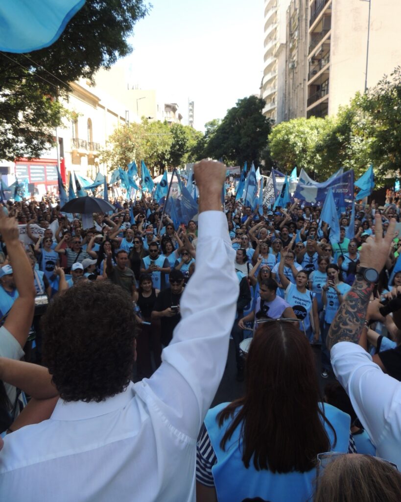 Acatamiento cercano al 80% en el primer día de paro docente-La Ola Digital