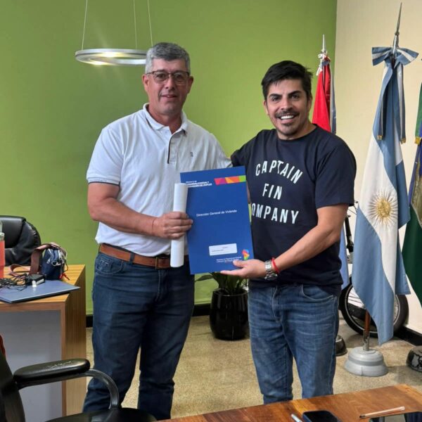 Mario Rivarola entregó escrituras a familias de Embalse después de 25 años de espera-La Ola Digital