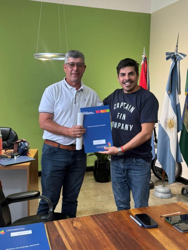 Mario Rivarola entregó escrituras a familias de Embalse después de 25 años de espera-La Ola Digital