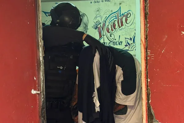 Fue detenido por vender droga en su casa