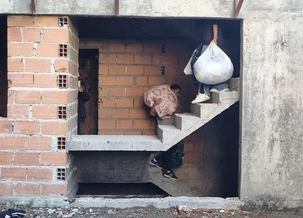 Como se encuentras las personas desalojadas de "La Mole"