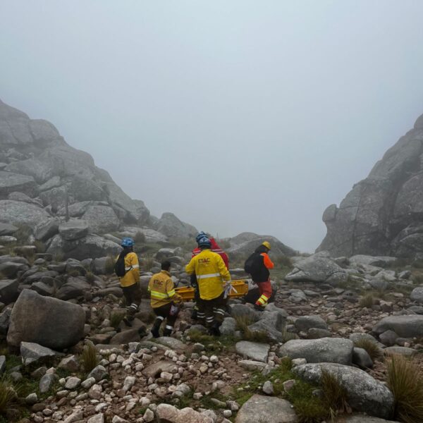 Operativo en el Champaquí: rescatan a una mujer que pasó la noche varada tras una caída-La Ola Digital
