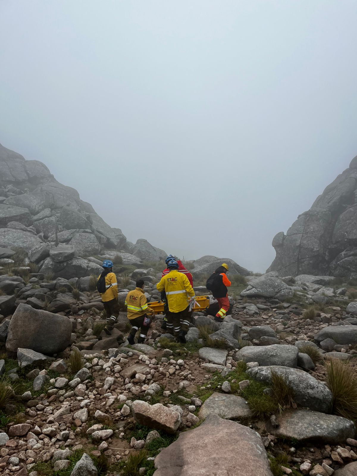 Operativo en el Champaquí: rescatan a una mujer que pasó la noche varada tras una caída-La Ola Digital