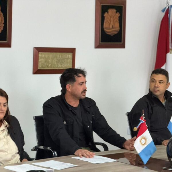 Villa del Dique: entregaron más de 90 cascos para fortalecer la seguridad vial