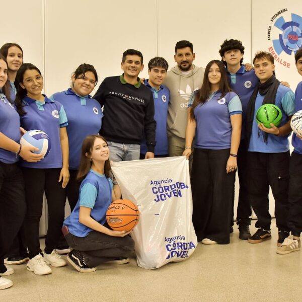 Embalse entregó materiales deportivos a escuelas secundarias de la ciudad-La Ola Digital