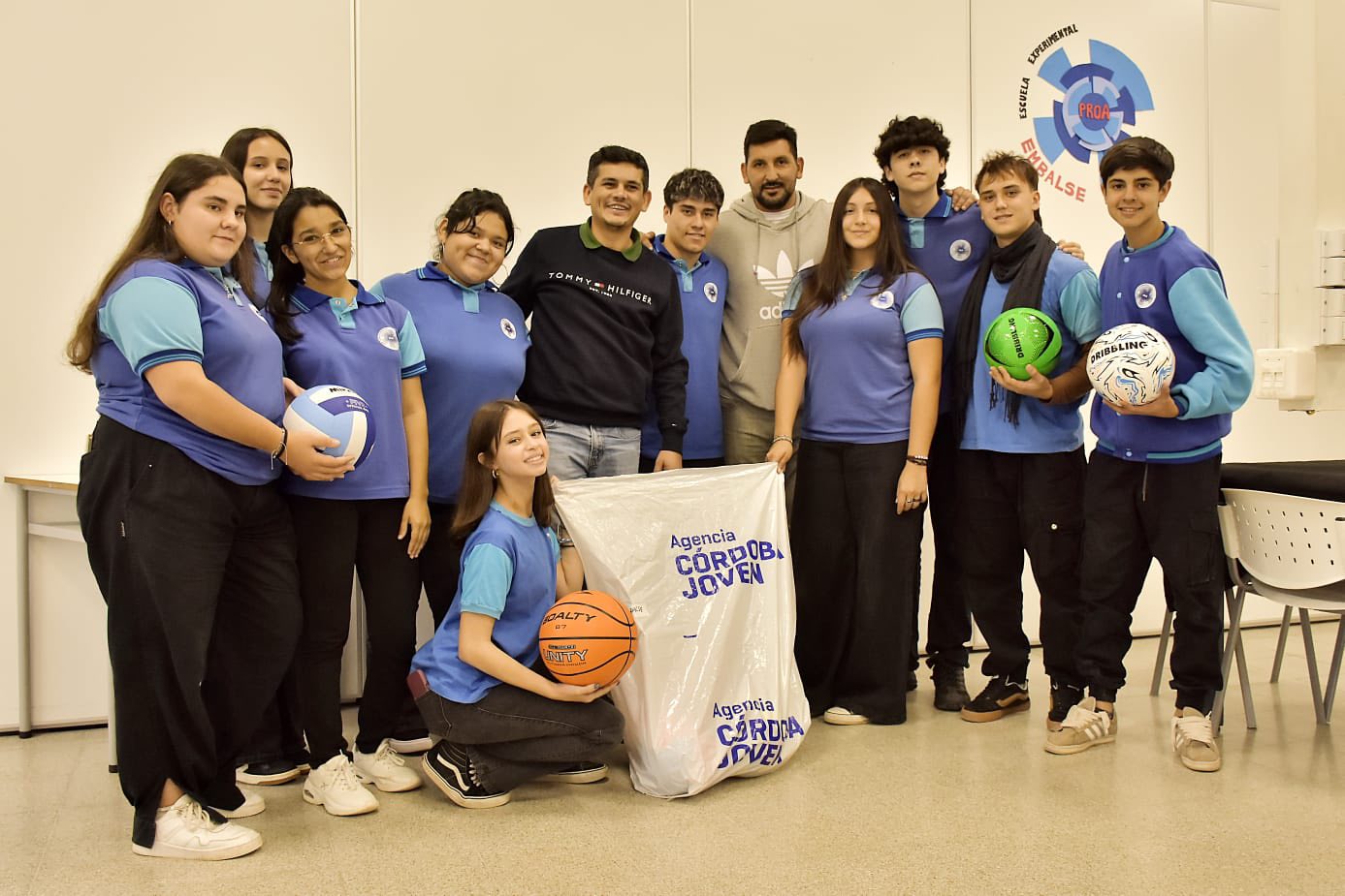 Embalse entregó materiales deportivos a escuelas secundarias de la ciudad-La Ola Digital
