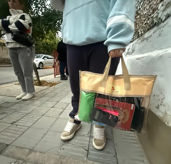 Prohibieron mochilas en un colegio por amenazas