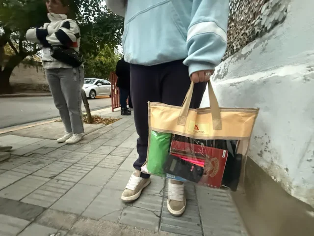 Prohibieron mochilas en un colegio por amenazas