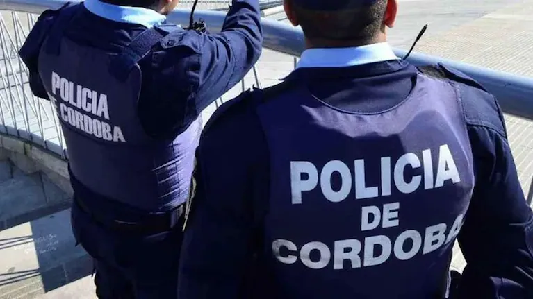 Robaban con ropa de policía y fueron detenidos