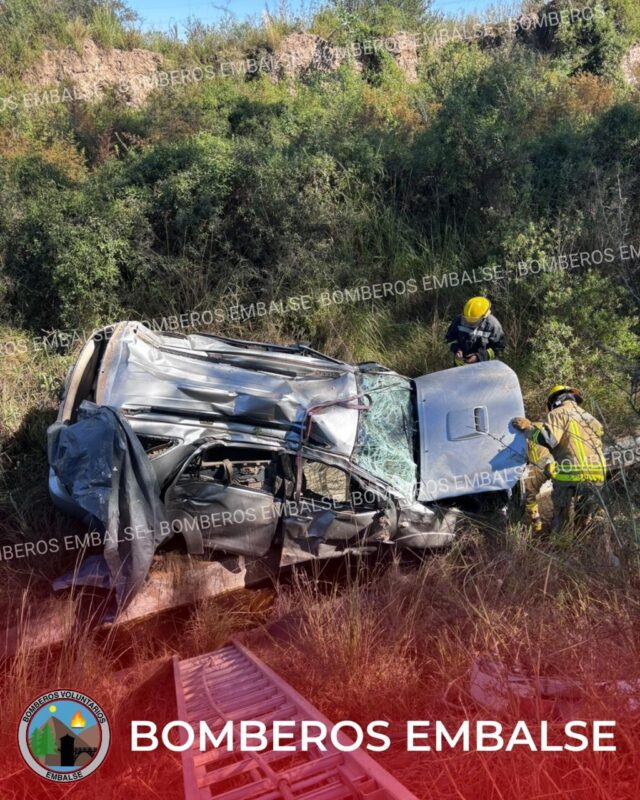 Accidente vehicular en Tercera Usina: una camioneta chocó contra un árbol y cayó a un canal-La Ola Digital