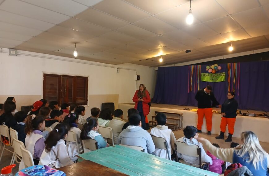 Bomberos realizaron una jornada de prevención de incendios en la escuela de Villa Amancay