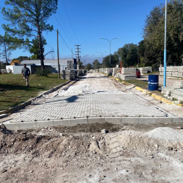 Villa Quillinzo avanza con su primera calle adoquinada financiada con fondos propios