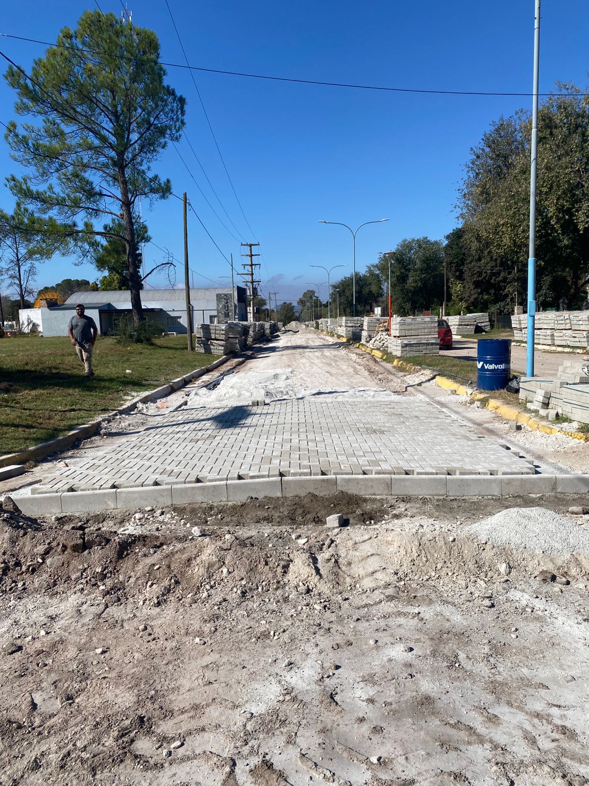 Villa Quillinzo avanza con su primera calle adoquinada financiada con fondos propios-La Ola Digital