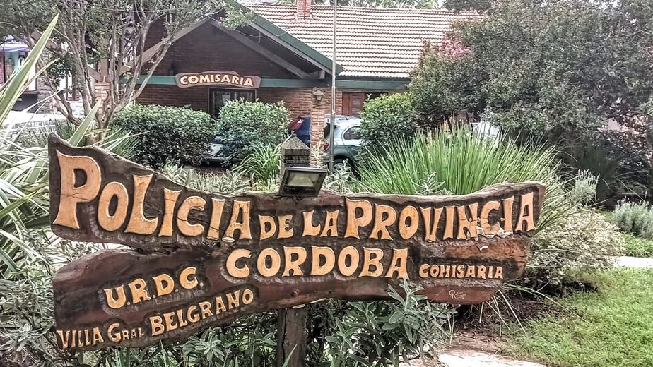 Un hombre fue detenido tras agredir al dueño de un kiosco y enfrentarse con la Policía en Villa General Belgrano-La Ola Digital