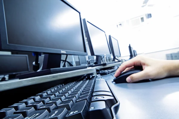 Villa Ciudad Parque abre su aula de informática para facilitar el acceso a la tecnología-La Ola Digital