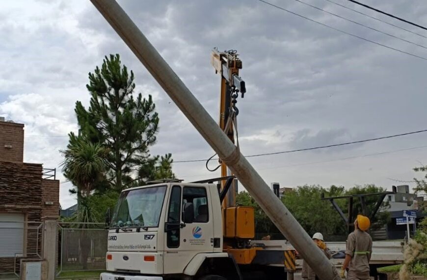 Villa Rumipal refuerza su infraestructura eléctrica con nuevos postes para mejorar la seguridad-La Ola Digital
