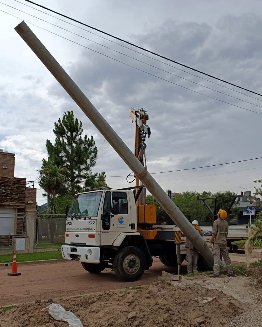 Villa Rumipal refuerza su infraestructura eléctrica con nuevos postes para mejorar la seguridad-La Ola Digital