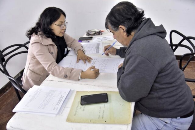 Embalse: 14 familias del barrio FOVICOR avanzan hacia la escrituración de sus viviendas tras más de 30 años de espera-La Ola Digital