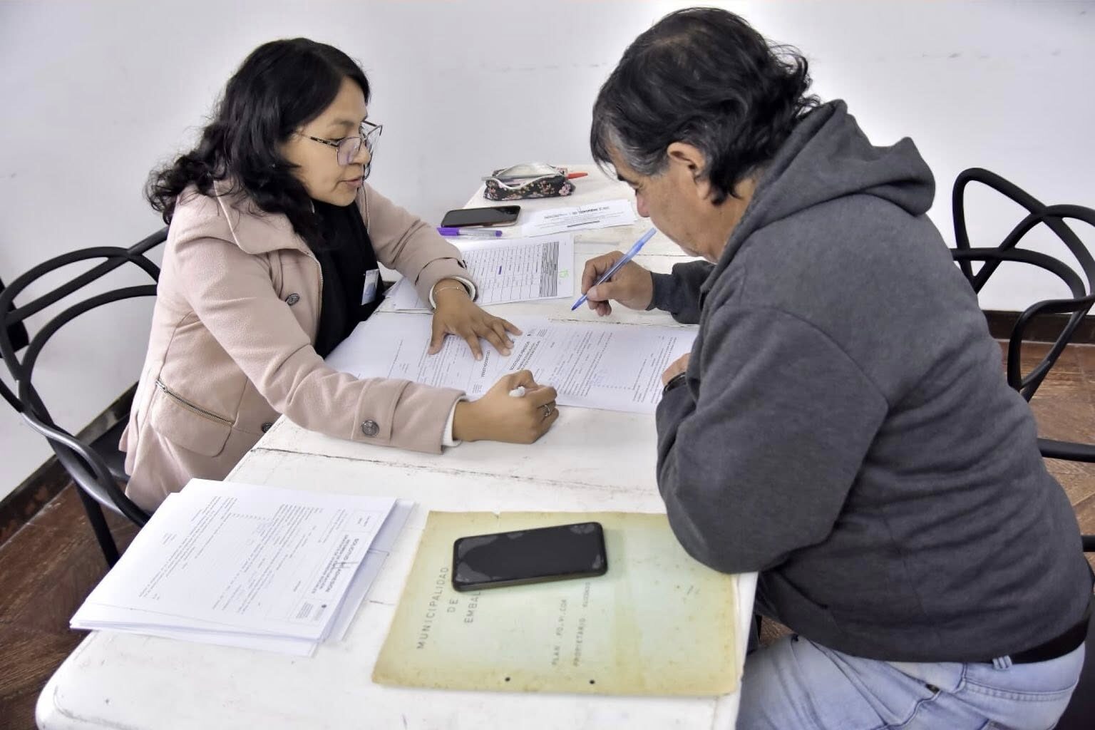 Embalse: 14 familias del barrio FOVICOR avanzan hacia la escrituración de sus viviendas tras más de 30 años de espera-La Ola Digital