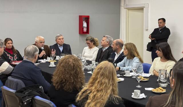 Los conductores que circulen por la Red de Accesos a Córdoba afrontan un nuevo incremento en los peajes. Los valores actualizados. Circular por las rutas concesionadas de la Red de Accesos a Córdoba es más caro desde la medianoche de este viernes 5 de junio. El Ente Regulador de los Servicios Públicos (Ersep) autorizó una nueva actualización tarifaria solicitada por Caminos de las Sierras, que impacta en todas las categorías de usuarios. Con este ajuste, el peaje de referencia para los vehículos particulares alcanza los $1.844 por cruce. La cifra implica una variación del 2,5% respecto al esquema vigente hasta ahora, que fijaba el valor en $1.799. La diferencia será mayor para quienes continúen utilizando el pago manual. En esos casos, la empresa mantiene el cargo adicional destinado a incentivar la adhesión al telepeaje, por lo que cada pasada tiene un costo de $3.000. Los conductores registrados en el sistema automático abonan ahora $1.752 durante los primeros 10 usos mensuales y seguirán accediendo a bonificaciones progresivas a medida que aumente la cantidad de viajes realizados. Desde el organismo de control señalaron que la revisión responde a la evolución de los costos operativos relevados hasta abril de 2026 y se enmarca en el mecanismo de actualización previsto por la normativa vigente.