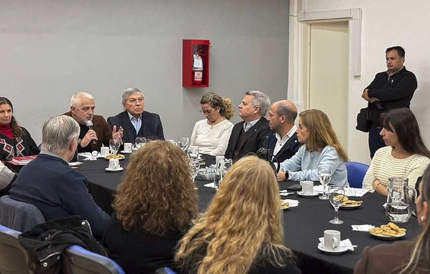 Los conductores que circulen por la Red de Accesos a Córdoba afrontan un nuevo incremento en los peajes. Los valores actualizados. Circular por las rutas concesionadas de la Red de Accesos a Córdoba es más caro desde la medianoche de este viernes 5 de junio. El Ente Regulador de los Servicios Públicos (Ersep) autorizó una nueva actualización tarifaria solicitada por Caminos de las Sierras, que impacta en todas las categorías de usuarios. Con este ajuste, el peaje de referencia para los vehículos particulares alcanza los $1.844 por cruce. La cifra implica una variación del 2,5% respecto al esquema vigente hasta ahora, que fijaba el valor en $1.799. La diferencia será mayor para quienes continúen utilizando el pago manual. En esos casos, la empresa mantiene el cargo adicional destinado a incentivar la adhesión al telepeaje, por lo que cada pasada tiene un costo de $3.000. Los conductores registrados en el sistema automático abonan ahora $1.752 durante los primeros 10 usos mensuales y seguirán accediendo a bonificaciones progresivas a medida que aumente la cantidad de viajes realizados. Desde el organismo de control señalaron que la revisión responde a la evolución de los costos operativos relevados hasta abril de 2026 y se enmarca en el mecanismo de actualización previsto por la normativa vigente.